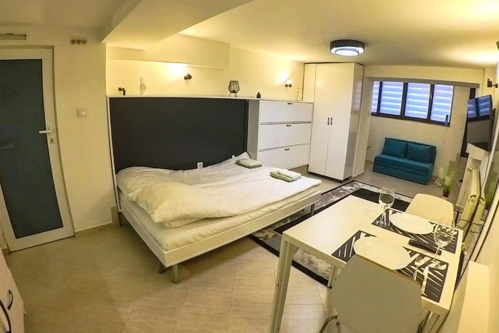 Studio With Courtyard Just Steps Away Vitosha Str Sofia Exterior photo